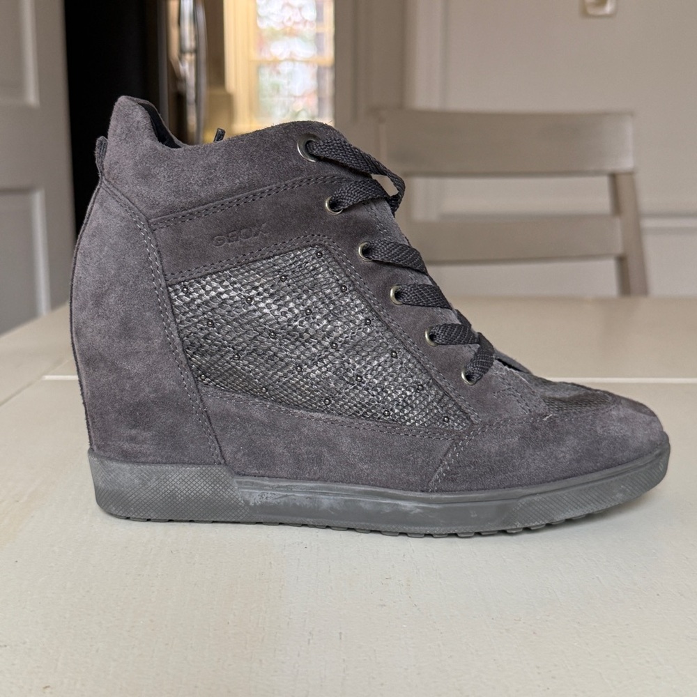 Geox Carum Women's Gray Leather Wedge Sneaker / Bootie
Geox Size 36 - Picture 8 of 12